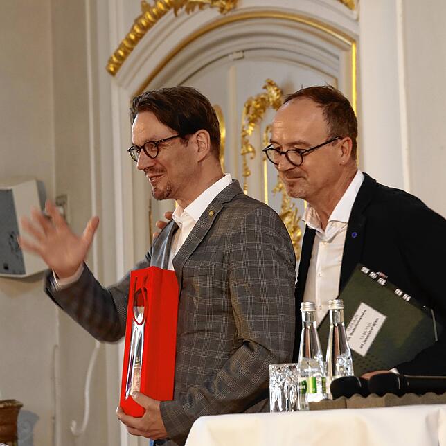 Bei der Matinee zum 50. Geburtstag von Björn Graf Bernadotte (links) geht es keineswegs steif zu, auch Oberbürgermeister Uli Burchardt ...