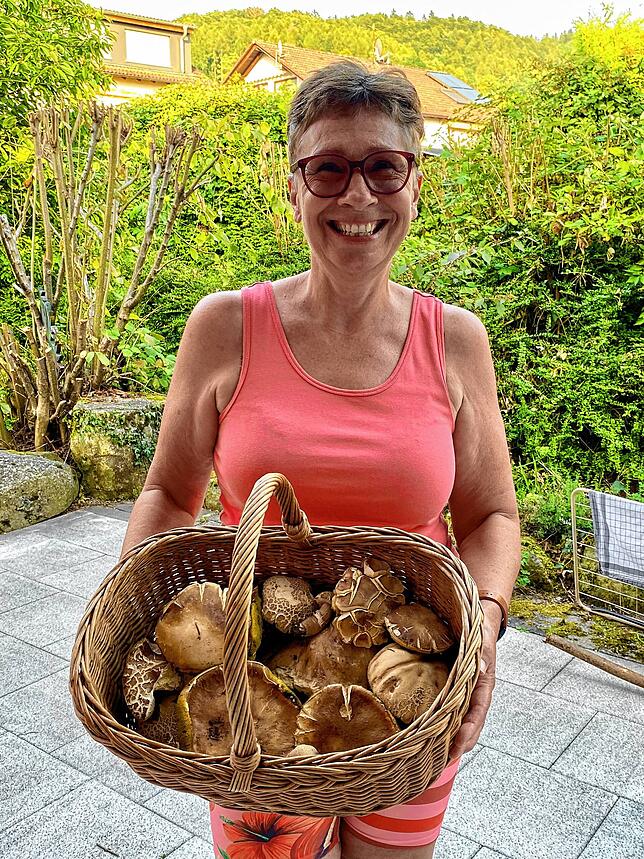 Heidrun Häußler geht gerne in dem Wald, um unter anderem Steinpilze zu sammeln. Doch sie weiß, worauf es zu achten gilt.