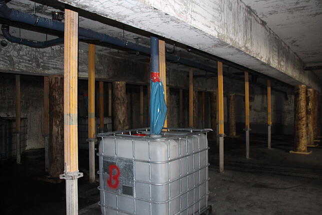 In großen Kanistern wird das Wasser gesammelt, das nach der Reinigung in der Tiefgarage einer speziellen Entsorgung bedarf.