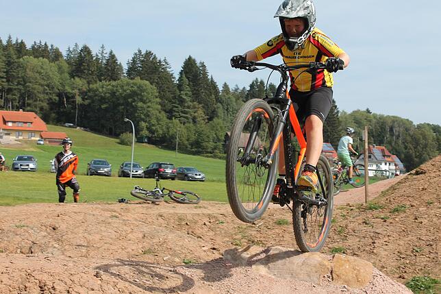Der zehnjährige Silas auf dem Pump-Track des Bikeparks Bild : Lutz Rademacher