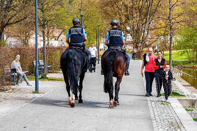 Die Reiterstaffel der Polizei auf Patrollie im Schwenninger Landesgartenschaugelände am Ostersonntag.