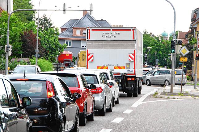 Mittagszeit am Bad Säckinger Brennet-Areal: Auf der B34 staut sich trotz optimierter Ampelschaltung der Verkehr, die von rechts aus der ...
