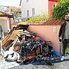 Michael von Thile (links) und Nikoll Puishi vor den Brandresten eines Feuers in einer Seniorenwohnanlage an der Hardtstraße.