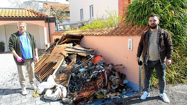 Michael von Thile (links) und Nikoll Puishi vor den Brandresten eines Feuers in einer Seniorenwohnanlage an der Hardtstraße.