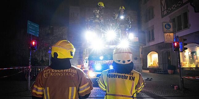 Feuerwehreinsatz am Turm des Schnetztors in Konstanz: Am Abend des 7. Dezembers ist die Bodanstraße gesperrt.
