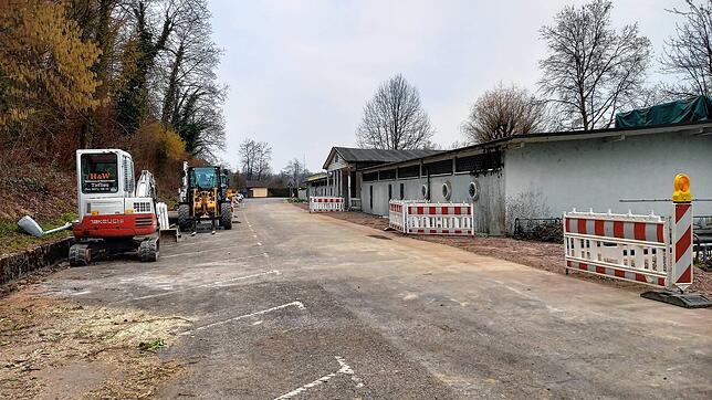 Eine neue Drainage um einen Teil des Gebäudes vor dem Freibad Waldshut soll künftig Staunässe vom Gebäude fernhalten.