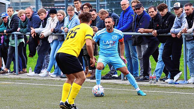 Nedzad Plavci (rechts) vom ESV Südstern Singen fordert am Sonntag den Tabellenführer Nicolas Grieger und den FC Öhningen-Gaienhofen.