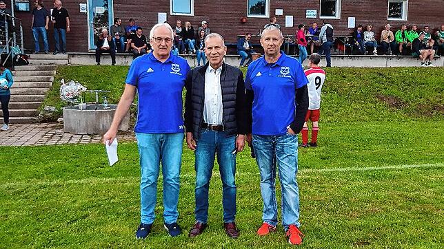 Gern gesehener Gast: Der Schaffhauser Ständerat Hannes Germann (Mitte) mit Winfried Hauser und Marcel Siebold. Bild: Moser