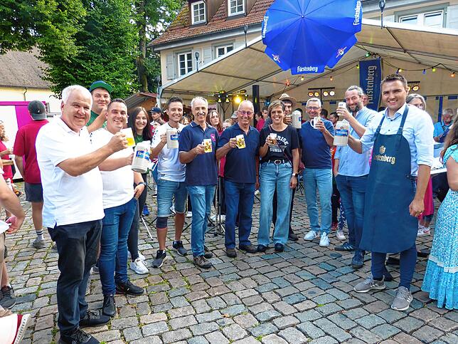 Bürgermeister Denis Lehmann (rechts) und die Vertreter der veranstaltenden Vereine stoßen auf das Lindenfest an.
