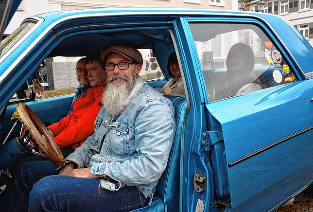 Daniel Kelbing (vorn) hat die Oldtimer-Show beim Dixiefest organisiert – und manchen Besucher durch die Stadt chauffiert.