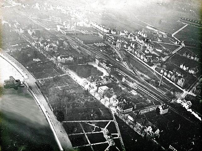 1915: Der Uferpark in einer Luftaufnahme.