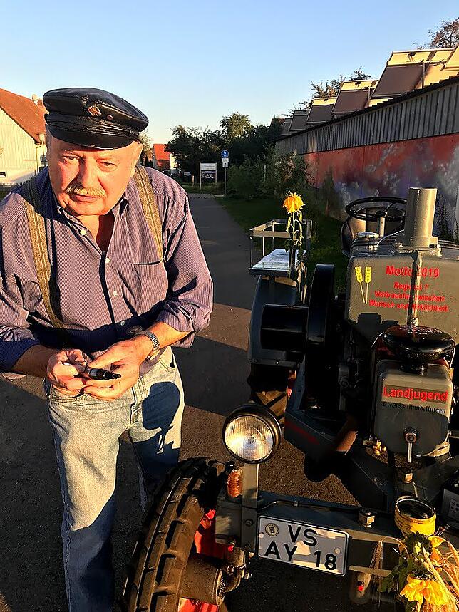 Die Zündkerze des Kramers K 18 von Theo Bank muss vor dem Start noch von Hand angezündet werden.