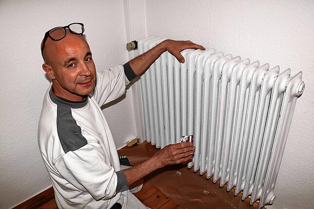 Er arbeitet in den Sommerferien durch. Redouane Aknouche schmirgelt in einem Privathaus einen Heizkörper ab.