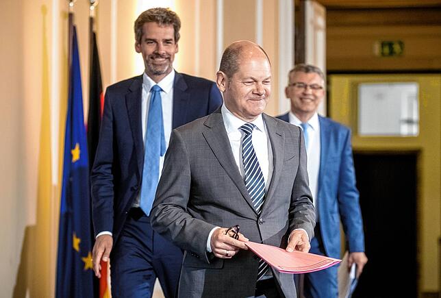 Olaf Scholz (SPD) mit zwei seiner Vertrauten: Sprecher Steffen Hebestreit (links) und Staatssekretär Werner Gatzer (rechts) 2018 bei der ...