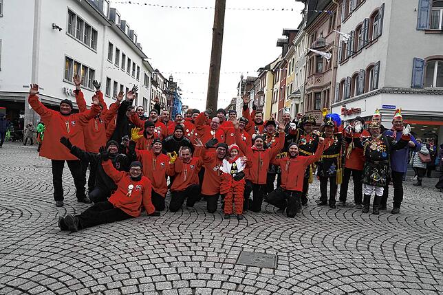 Sie haben es vollbracht, den 20 Meter langen Narrenbaum sicher und schnell auf dem Latschariplatz aufzustellen.