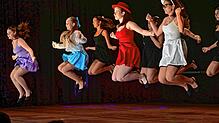 Luftsprünge machen hier die Tänzerinnen der Gruppe Tanztick bei ihrer Darbietung von Alice im Wunderland beim Showabend.