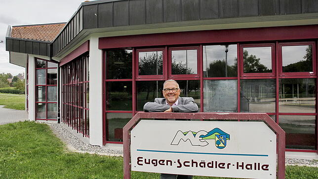 Freude bei Bürgermeister Hans-Peter Lehmann: Karin Schädler, Tochter des Namensgebers der im Bild zu sehenden Eugen-Schädler-Halle in ...