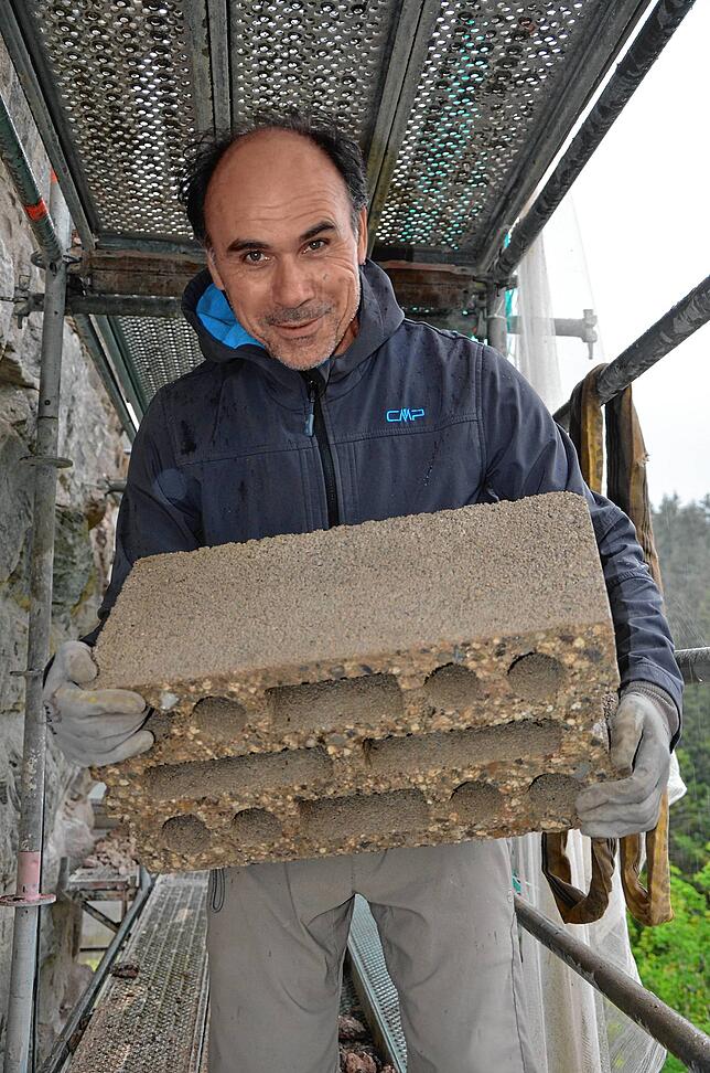 Fledermausexperte Luis Ramos zeigt ein Ersatzquartier für die Fledermäuse, einen normalen Hohlblockstein.