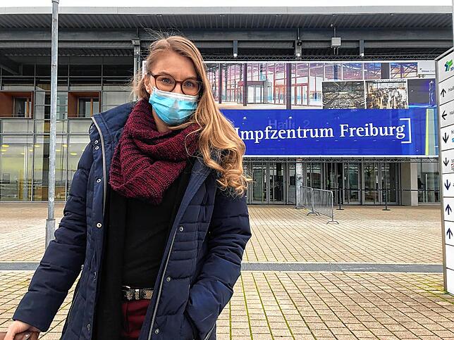 Viviane Zotzmann, Ärztin auf einer Intensivstation des Freiburger Uniklinikums, war die Erste, die hier am Sonntag geimpft wurde.