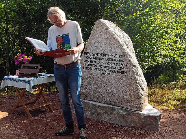 Bernd Wallaschek trug Markus Manfred Jungs Gedicht „Abhaue?“ vor, mit dem der Dichter den Kampf gegen das Projekt ...