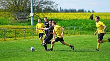 Julian Künstler (links) steuerte das entscheidende Tor zum 2:1-Erfolg des FC Hochemmingen gegen den SV Hölzlebruck bei.