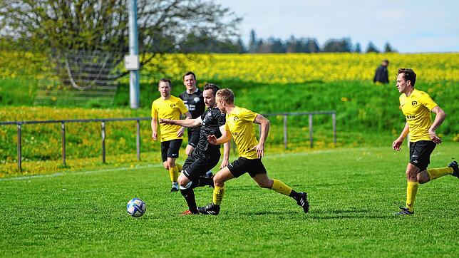 Julian Künstler (links) steuerte das entscheidende Tor zum 2:1-Erfolg des FC Hochemmingen gegen den SV Hölzlebruck bei.