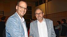 Erster Gratulant: Andreas Braun, Rathauschef aus Unterkirnach, beglückwünscht seinen wiedergewählten Kollegen Rudolf Fluck.