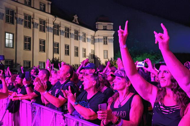 Bild 14: Schlossgarten Open Air: Tausende Rockfans feiern Gotthard und Krokus -  Die besten Bilder