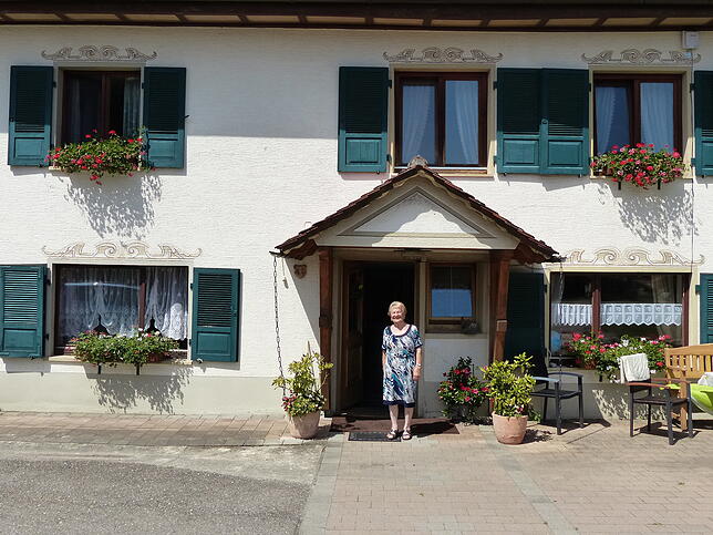 Kaum etwas geändert hat sich an der Fassade der Unteren Mühle in Ahausen, vor der hier Sofie Schellinger im Jahre 2018 steht. Aus der ...