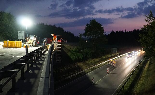 Brückenarbeiten an der B 523 bei Tuningen: Damit der Verkehr nicht allzu sehr behindert wird, müssen wichtige Arbeiten nachts ...
