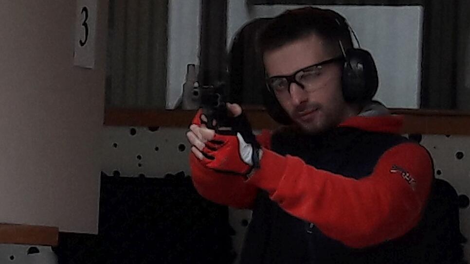 Konzentration auf dem Schießstand: Artur ist Teilnehmer des Waffen-Sachkundelehrgangs von Sven Wassenberg.