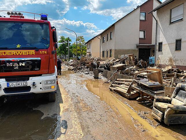 Die Feuerwehren aus der Region im Einsatz im Hochwassergebiet in Ahrweiler – hier in der Max-Planck-Straße.