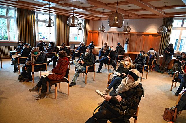 Im Sitzungssaal des Rathauses warten die ersten Impfwilligen auf den stündlich eingeteilten Abruf in die Arztpraxis.