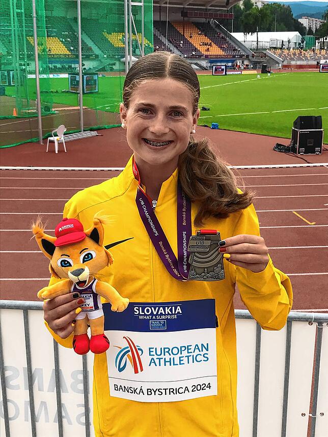 Julia Ehrle posiert mit ihrer Silbermedaille.