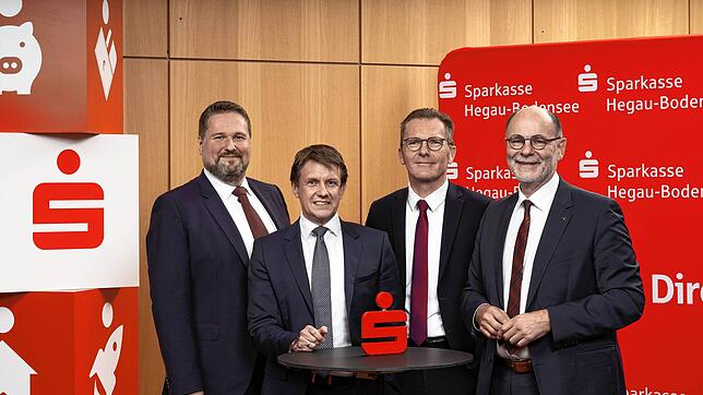 Personalwechsel an der Spitze des Sparkassenvorstands (von links): Michael Stelzer, der scheidende Alexander Endlich, sein Nachfolger ...