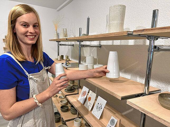 In ihrem Drehstudio verkauft Katharina Hake ihre eigenen Töpferwaren – und bringt anderen bei, wie aus Ton Kunstwerke entstehen.