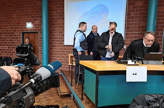 Das Gericht hat den 35-jährigen Angeklagten als Schütze der Tankstellen-Schüsse identifiziert und ihn zu vier Jahren und sechs Monaten ...