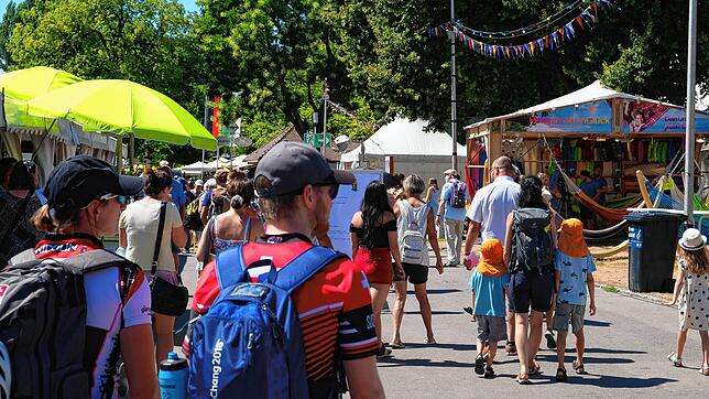 Zahlreiche große und kleine Besucher genießen beim Kulturufer Angebote und Atmosphäre.