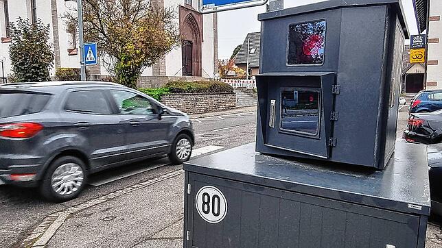 Dieser mobile Blitzer ist für Donaueschingen regelmäßig im Einsatz, wie hier in der Wolterdinger Hauptstraße. Das Gerät wird allerdings ...