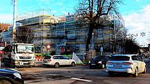 Bis April 2025 soll das Gerüst am ehemaligen Bezirksamt verschwinden. Unter dem aufwendig sanierten Dach entstehen neue Büros für die ...