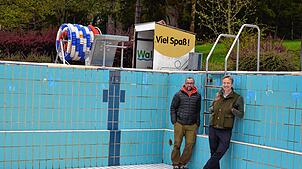 Oliver Rombach (links) und Philipp Schwarz wollen die Zukunft des Waldfreibads sichern. Foto: Christiane Sahli