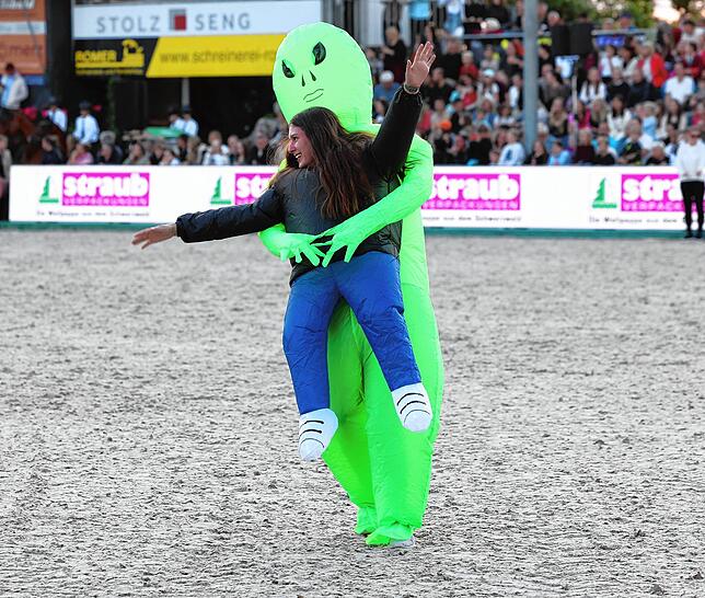 Bild 14: Zwischen Adrenalin und Tradition: Der spektakuläre Showabend beim Fest der Pferde auf den Immenhöfen