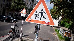 Ein Schild weist Verkehrsteilnehmer auf Kinder hin. (Symbolbild)