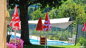 Geschlossen ist das Schwimmbad im Weilertal in Stühlingen. Die Sonnenschirme sind mittlerweile eingelagert.