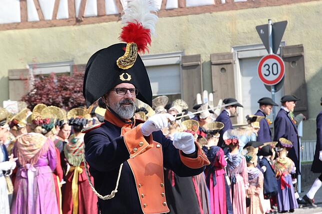 Die Stadtkapelle in historischer Uniform, hier mit Stadtmusikdirektor Ralf Ochs bei der zweiten Schwedenprozession im vergangenen Jahr.