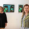 Kulturreferentin Christine Stanzel (links) und Chris Ruetschlin von der f7 Gruppe vor Arbeiten des Fotografen Robin Niedergang aus der ...