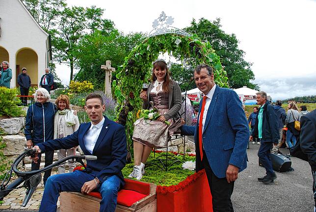 Ida Pousaz, Weinprinzessin 2019/2021 wird von Winzer Martin Stoll verabschiedet.