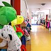 Kinderjacken hängen an einer Garderobe in einem Kindergarten. (Symbolbild) Die Betreuungssituation in Hilzingen ist vergleichsweise ...