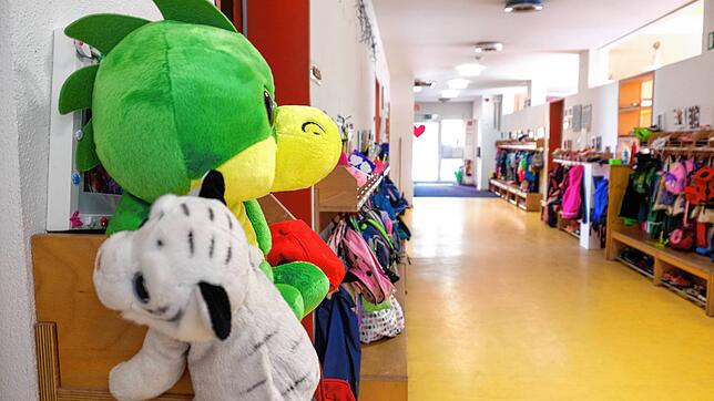 Kinderjacken hängen an einer Garderobe in einem Kindergarten. (Symbolbild) Die Betreuungssituation in Hilzingen ist vergleichsweise ...
