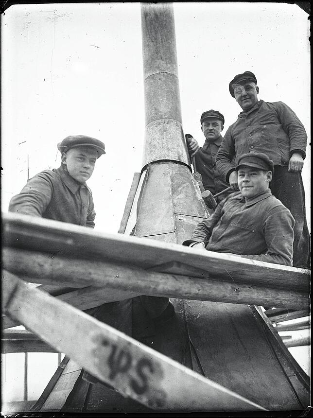 Handwerker auf dem Gerüst beim Bau der neuen Zwiebelkuppel. Die obere Person rechts ist ein Herr Wamsler, wie zu dem Foto im Hotz-Archiv ...